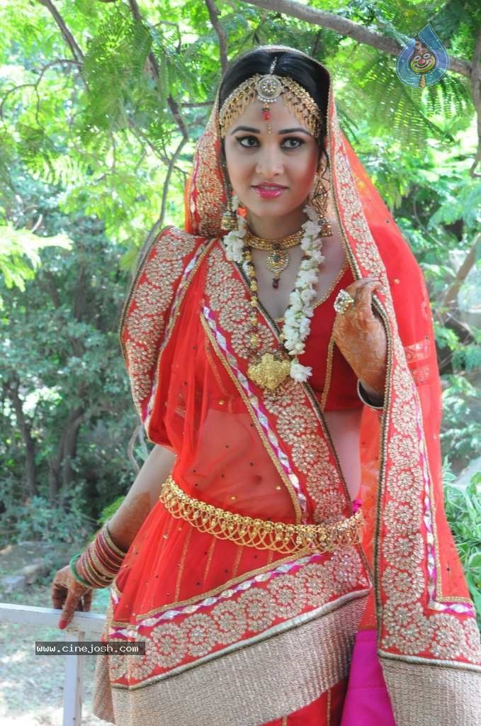 Nisha Kothari Latest Stills - 36 / 108 photos