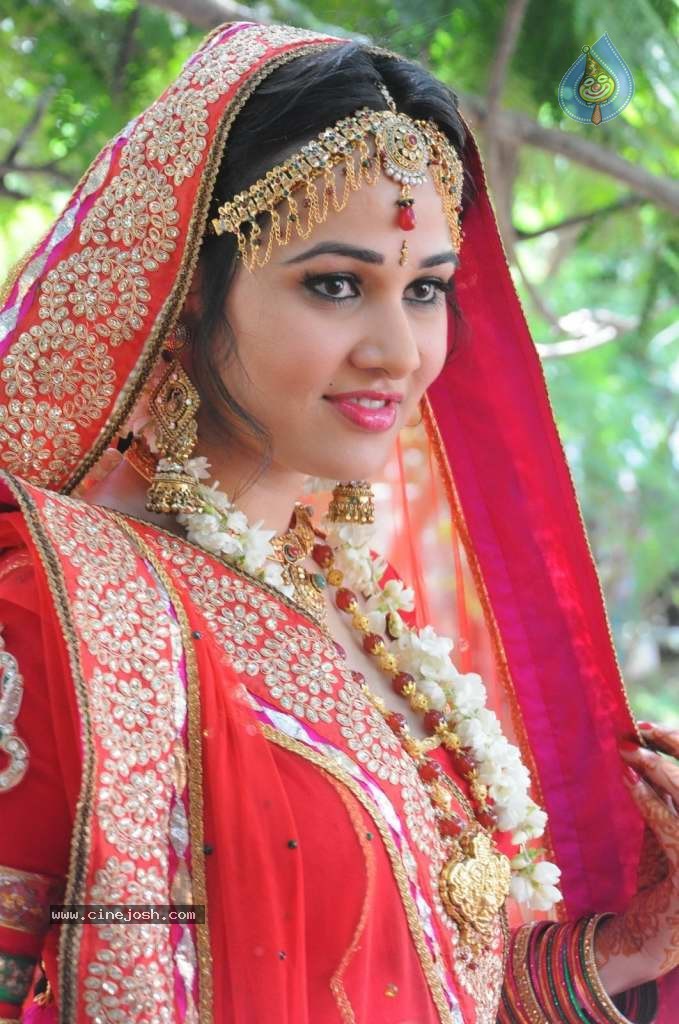 Nisha Kothari Latest Stills - 39 / 108 photos