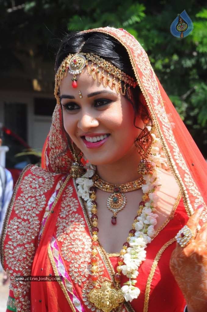 Nisha Kothari Latest Stills - 72 / 108 photos