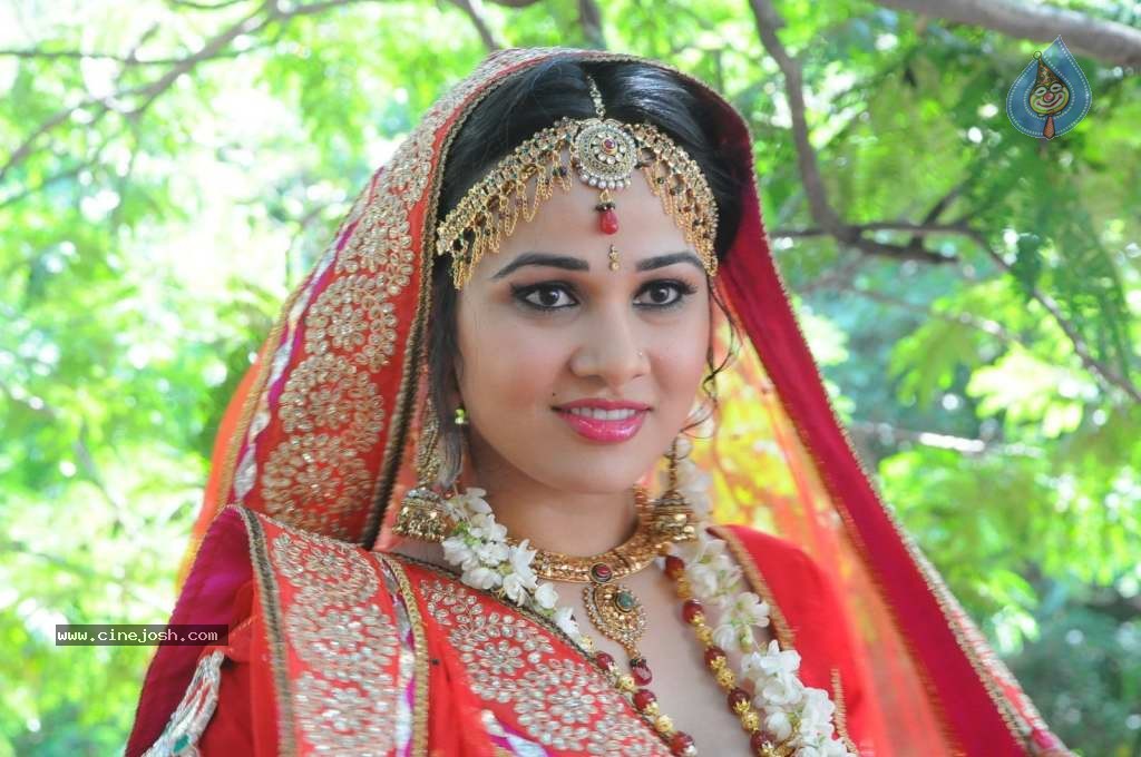 Nisha Kothari Latest Stills - 90 / 108 photos