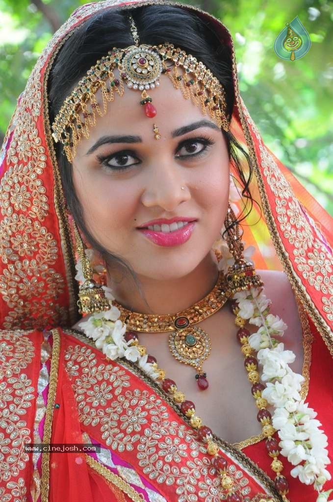 Nisha Kothari Latest Stills - 95 / 108 photos