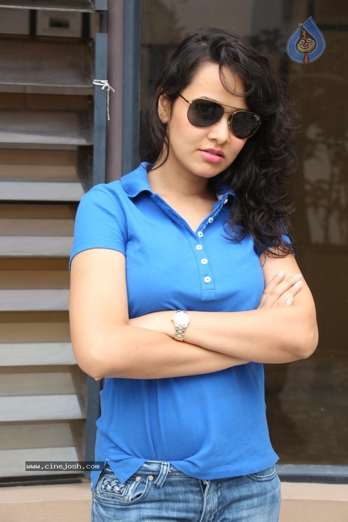 Nisha Kothari New Gallery - 15 / 115 photos