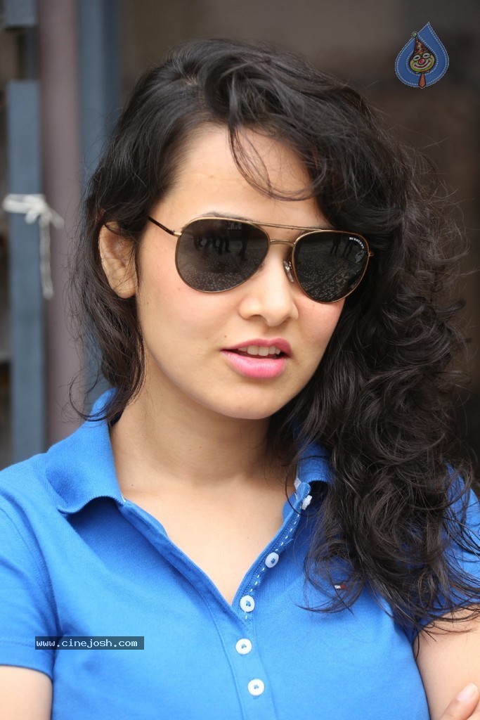Nisha Kothari New Gallery - 54 / 115 photos