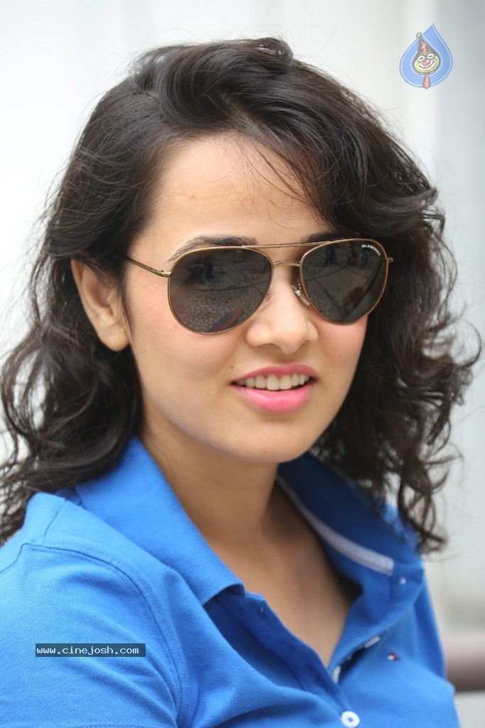 Nisha Kothari New Gallery - 111 / 115 photos