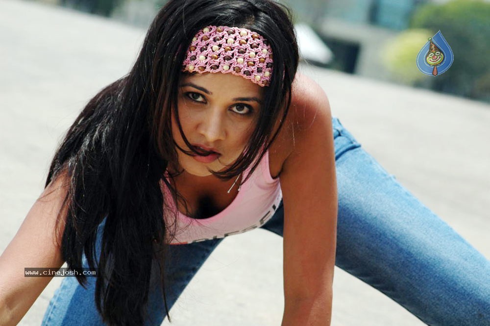 Nisha Kothari Spicy Gallery - 34 / 121 photos