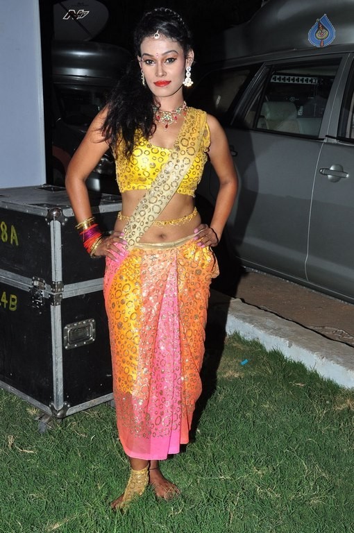 Nisha New Pics - 28 / 50 photos