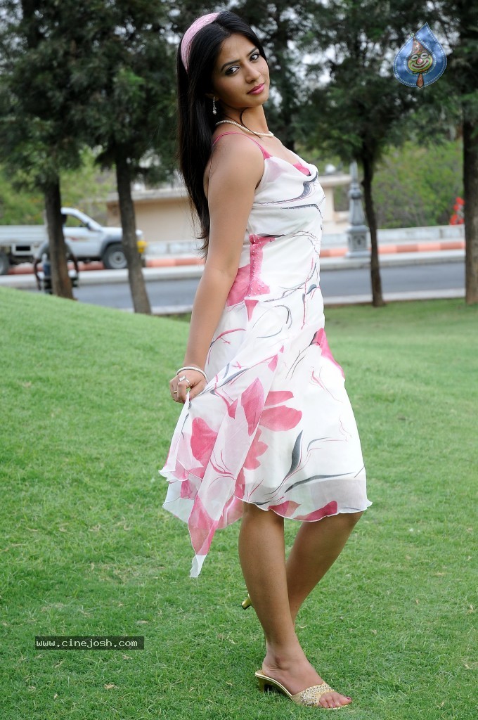 Nisha Shah New Stills - 44 / 55 photos