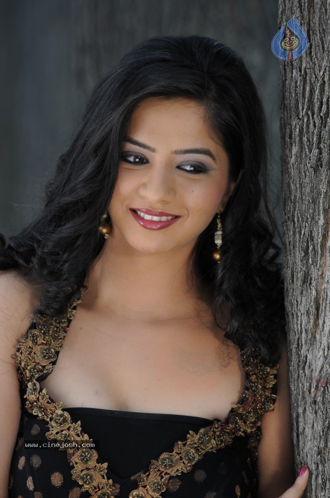 Nisha Shah New Stills - 46 / 55 photos