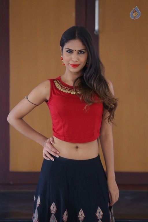 Nishi Ganda New Gallery - 21 / 42 photos