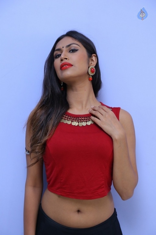 Nishi Ganda New Gallery - 32 / 42 photos