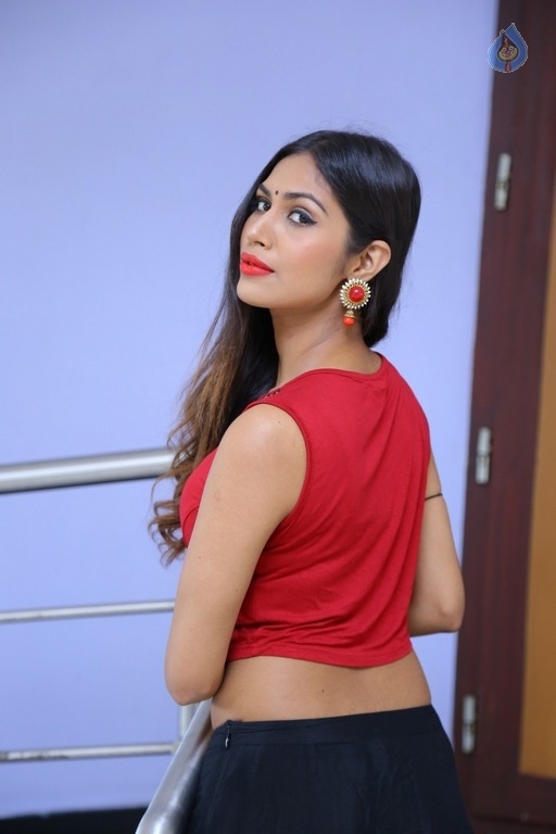 Nishi Ganda New Gallery - 33 / 42 photos