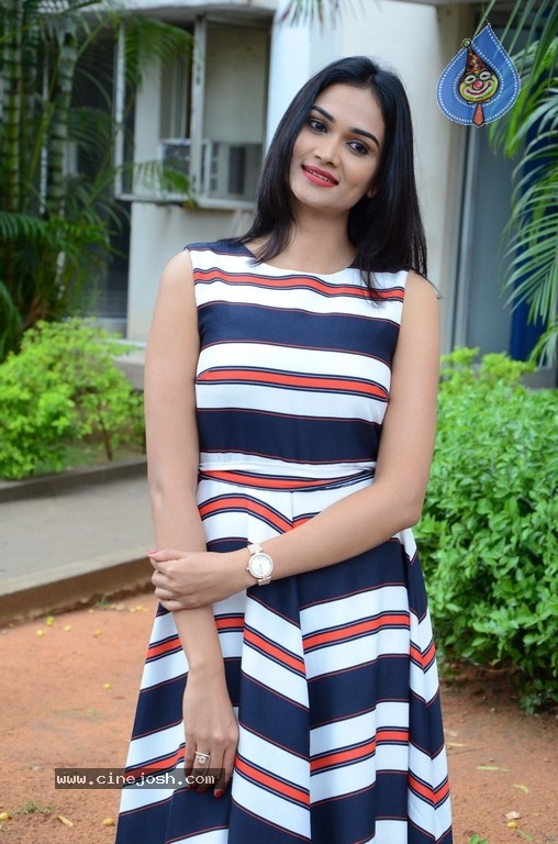 Nithu Gowda Photos - 4 / 16 photos