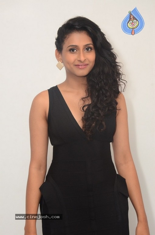 Nithya Naresh Latest Stills - 4 / 10 photos