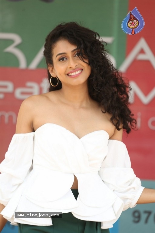 Nithya Naresh New Photos - 14 / 21 photos