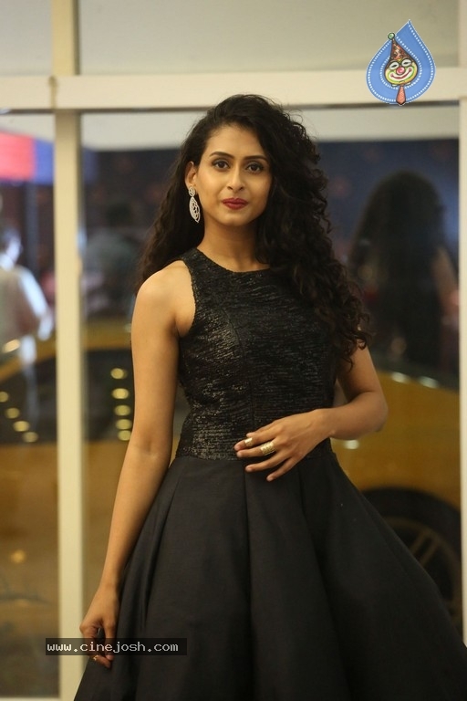 Nithya Naresh Stills - 2 / 21 photos