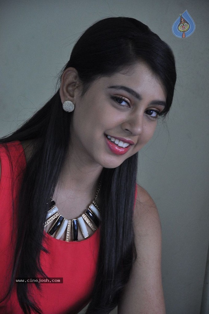 Niti Taylor Stills - 44 / 71 photos