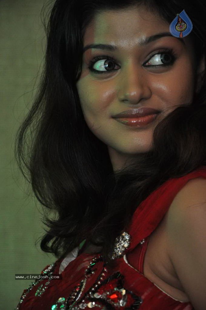 Oviya Helen Stills - 30 / 43 photos