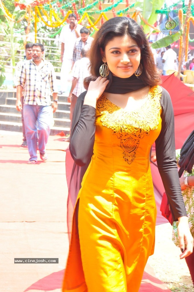 Oviya New Stills - 8 / 75 photos