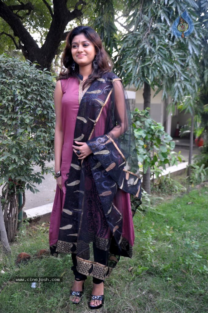 Oviya Stills - 13 / 26 photos