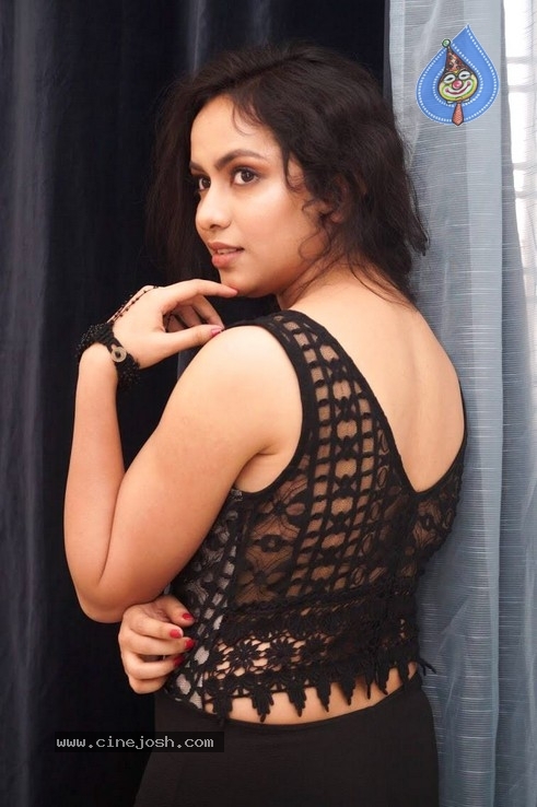Pallavi Dora Pictures - 5 / 12 photos