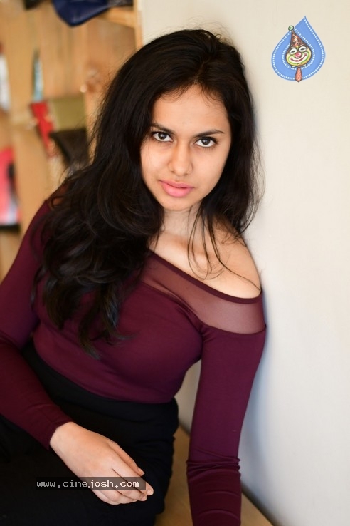 Pallavi Dora Stills - 14 / 15 photos