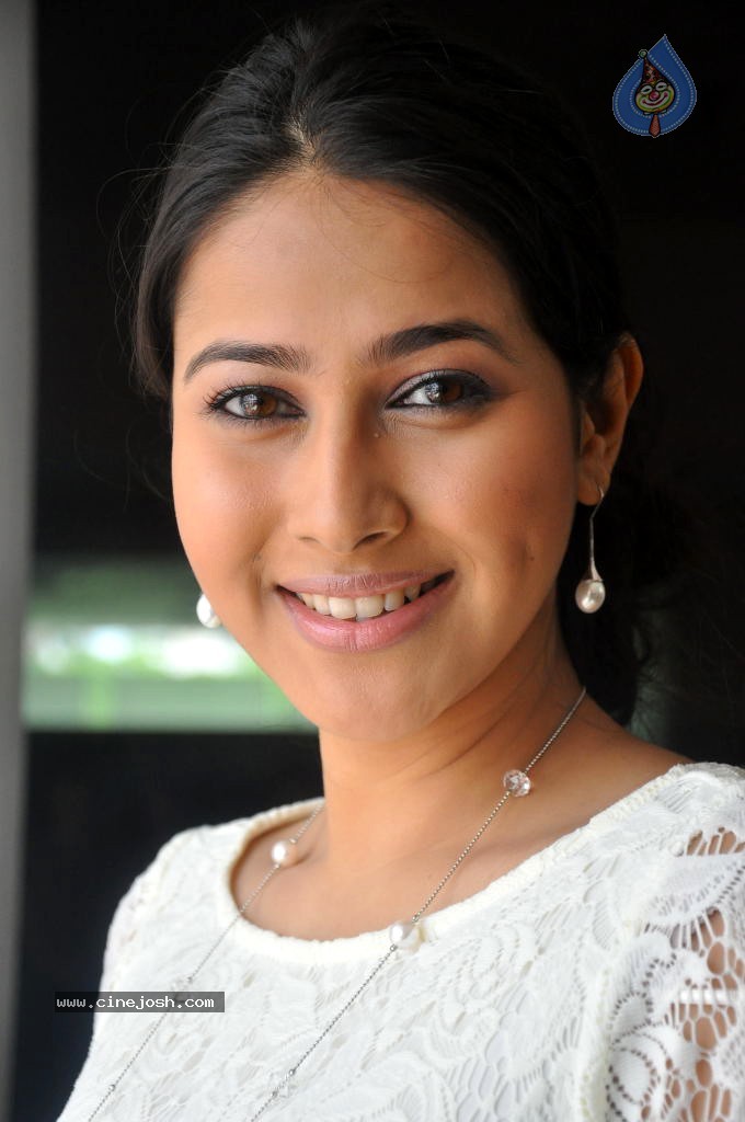 Panchi Bora Gallery - 12 / 31 photos