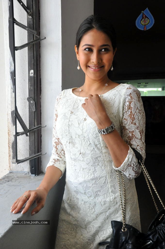 Panchi Bora Gallery - 26 / 31 photos
