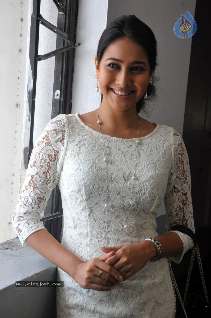 Panchi Bora Gallery - 27 / 31 photos
