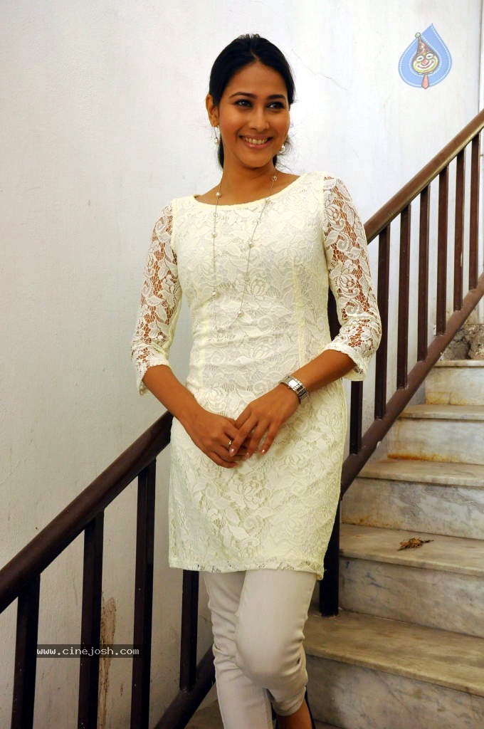 Panchi Bora Gallery - 28 / 31 photos