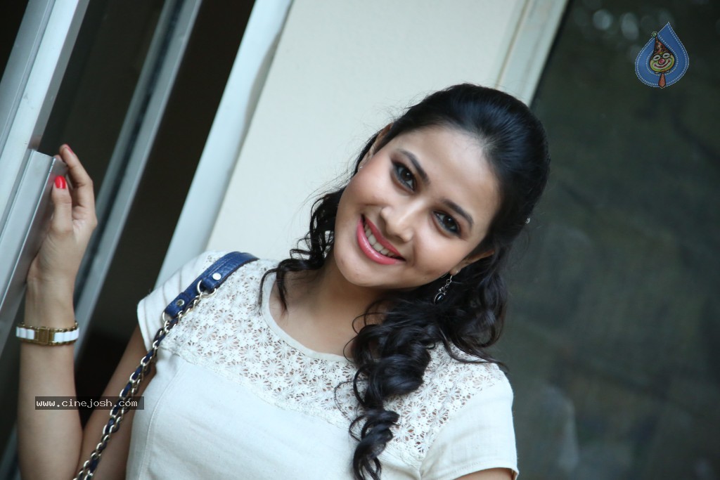 Panchi Bora Latest Pics - 16 / 68 photos