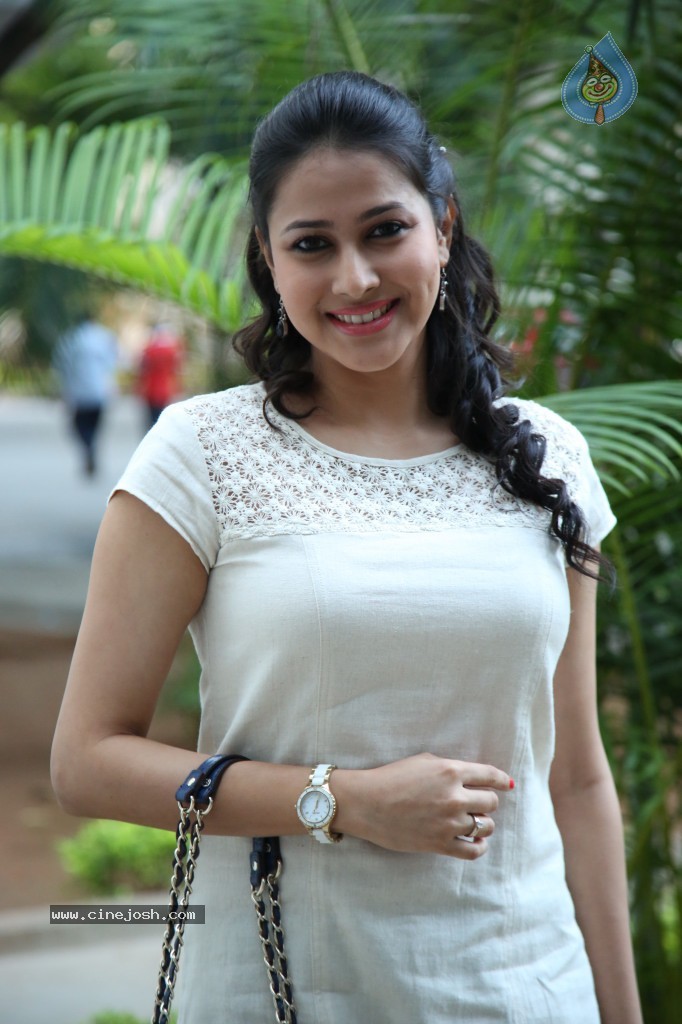 Panchi Bora Latest Pics - 35 / 68 photos