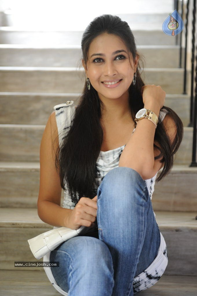 Panchi Bora Latest Stills - 20 / 35 photos