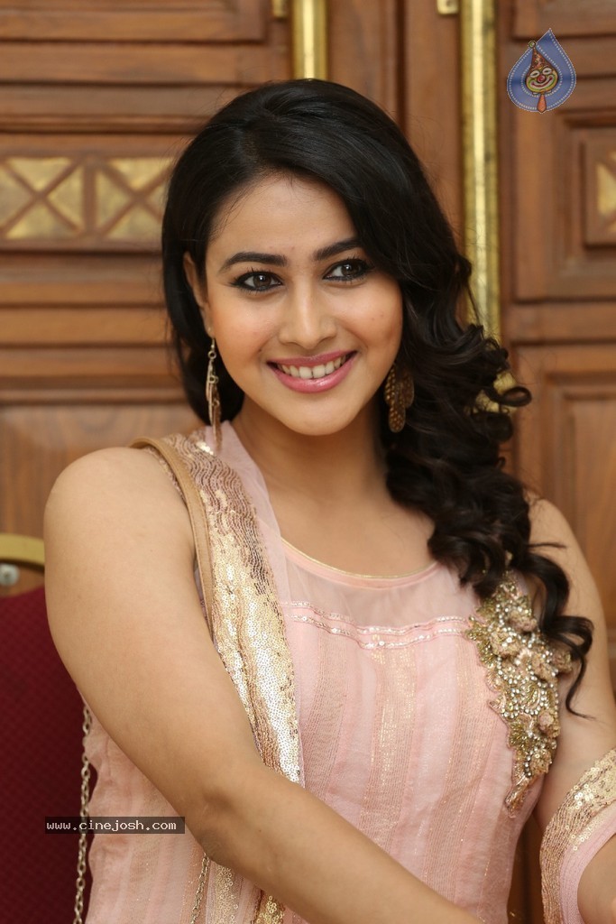 Panchi Bora Pics - 5 / 83 photos