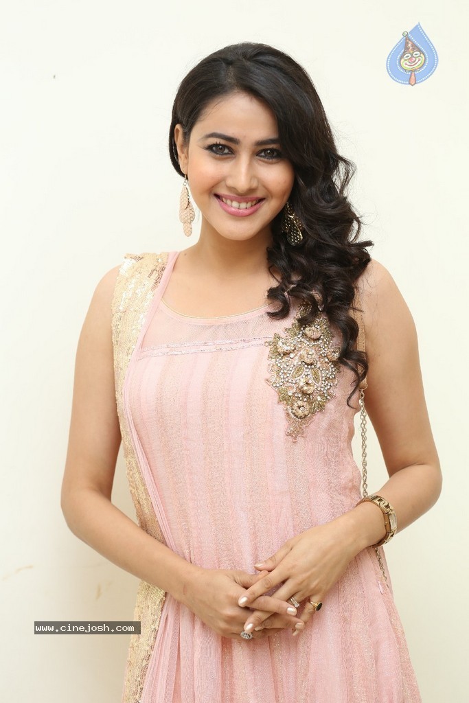 Panchi Bora Pics - 23 / 83 photos