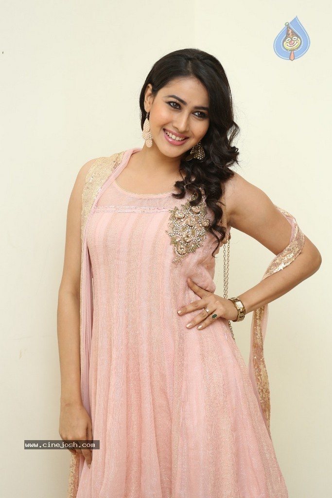 Panchi Bora Pics - 37 / 83 photos