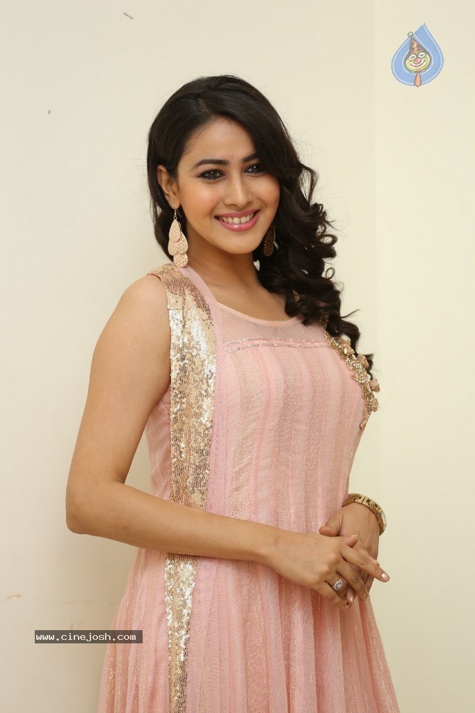 Panchi Bora Pics - 41 / 83 photos