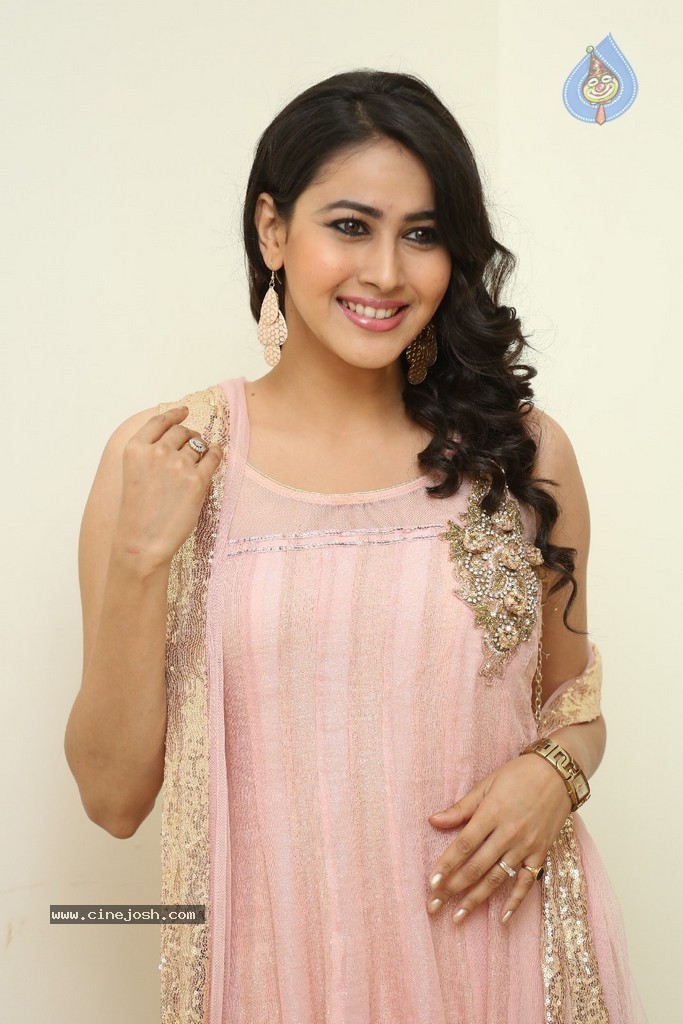Panchi Bora Pics - 46 / 83 photos