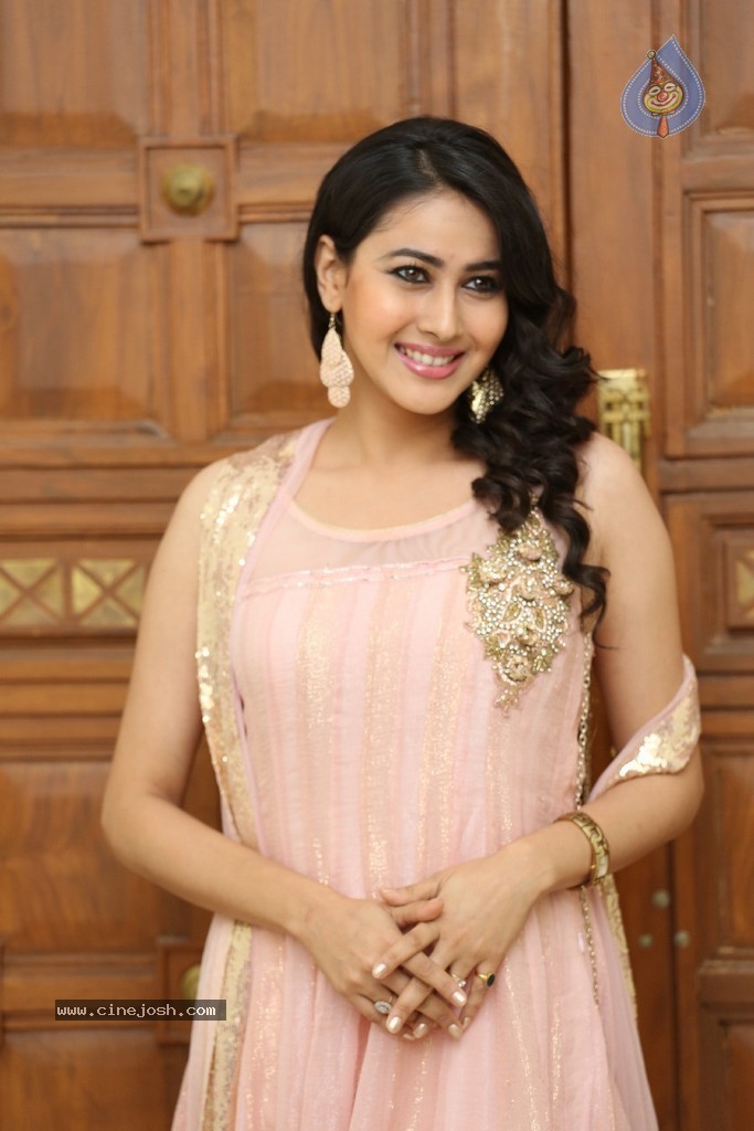 Panchi Bora Pics - 51 / 83 photos
