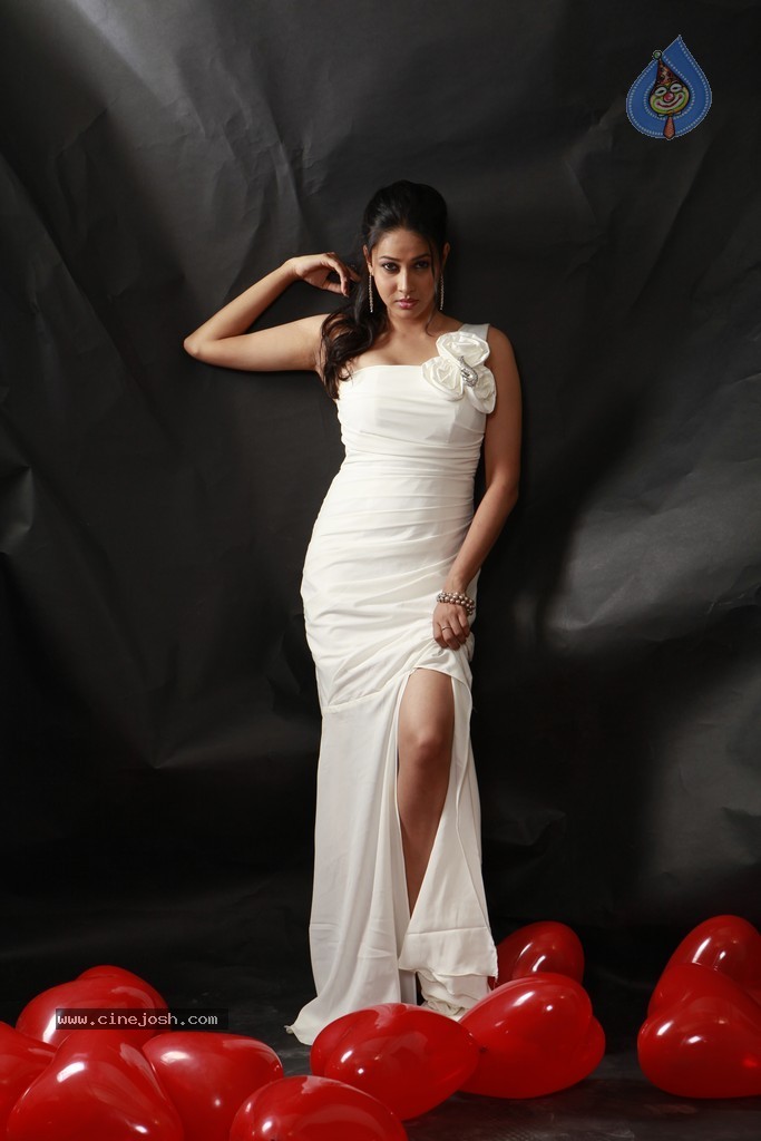 Panchi Bora Stills - 21 / 66 photos