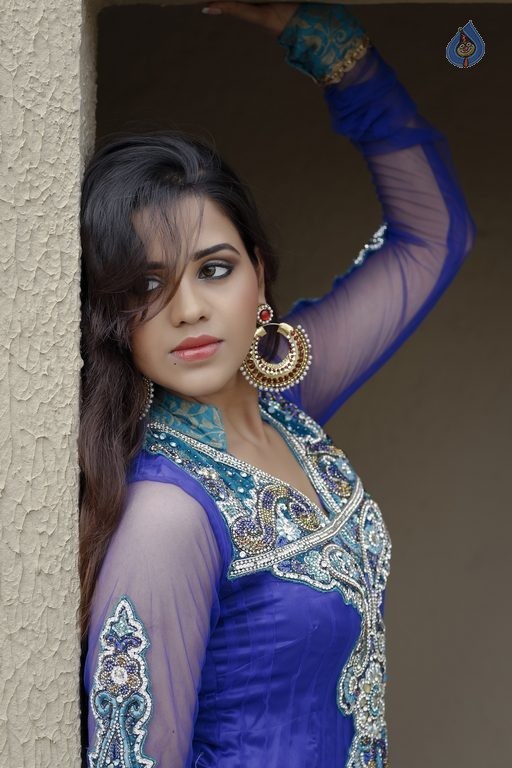 Parina Mirza Latest Photos - 18 / 20 photos