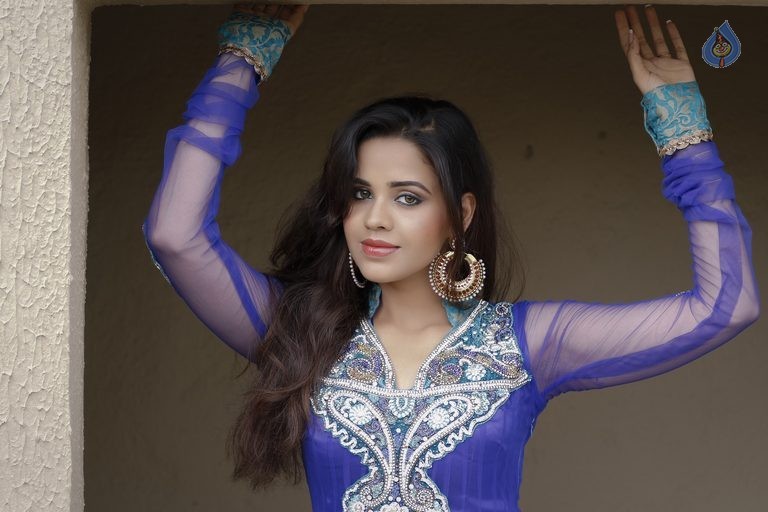 Parina Mirza Latest Photos - 19 / 20 photos