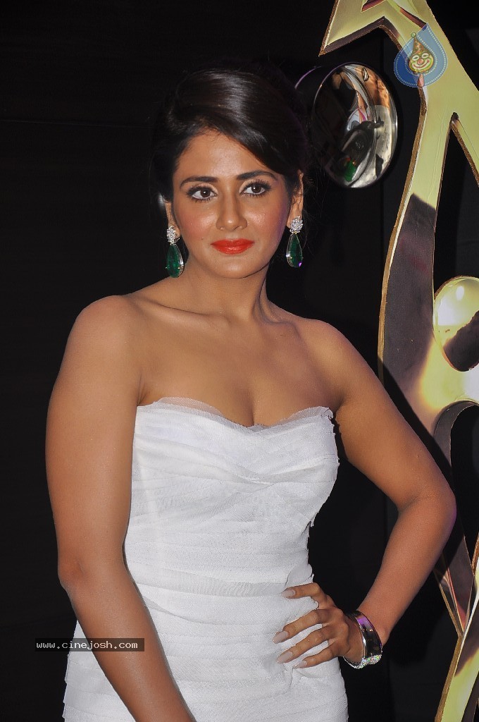 Parul Gulati Hot Stills - 48 / 49 photos