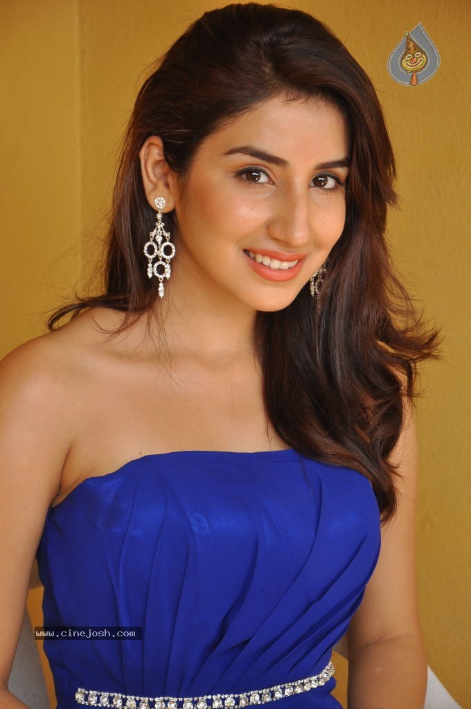 Parul Gulati Stills - 6 / 71 photos