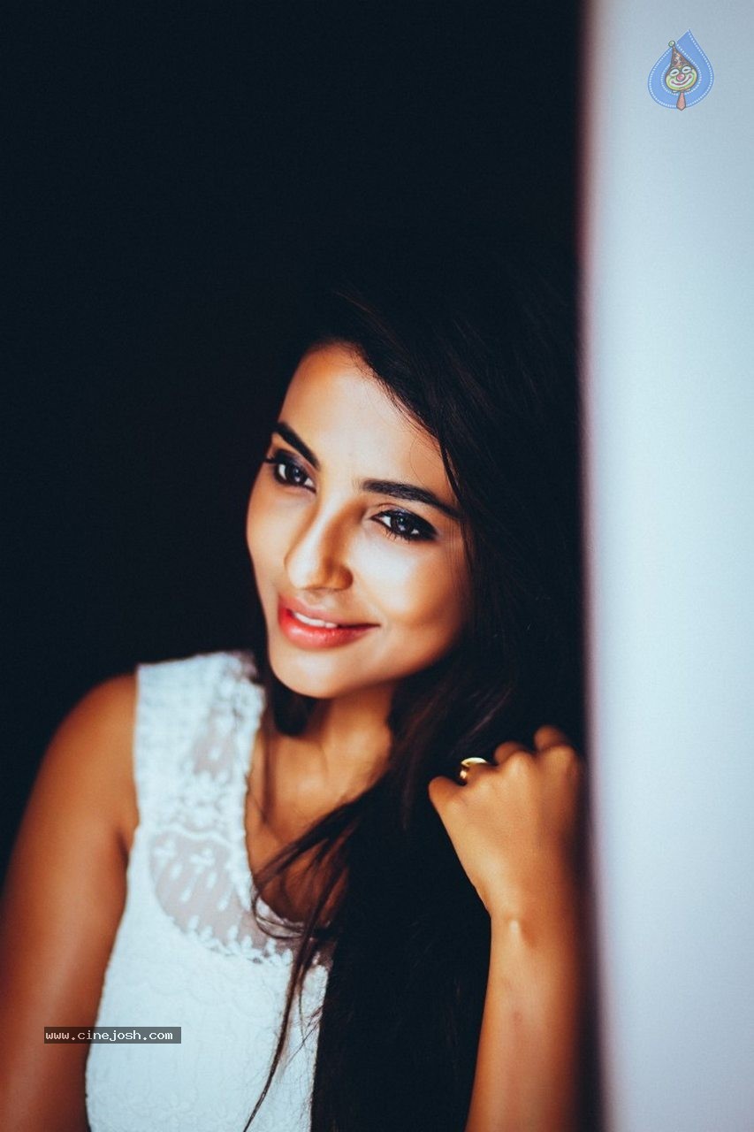Parvathy Nair Latest Photos - 9 / 21 photos