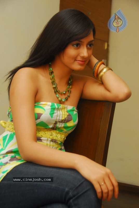 Parvati Vaze Pics - 20 / 62 photos