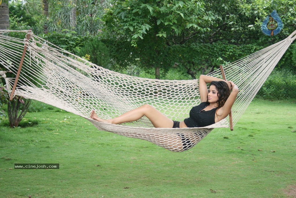 Parveen Begum Hot Stills - 28 / 61 photos