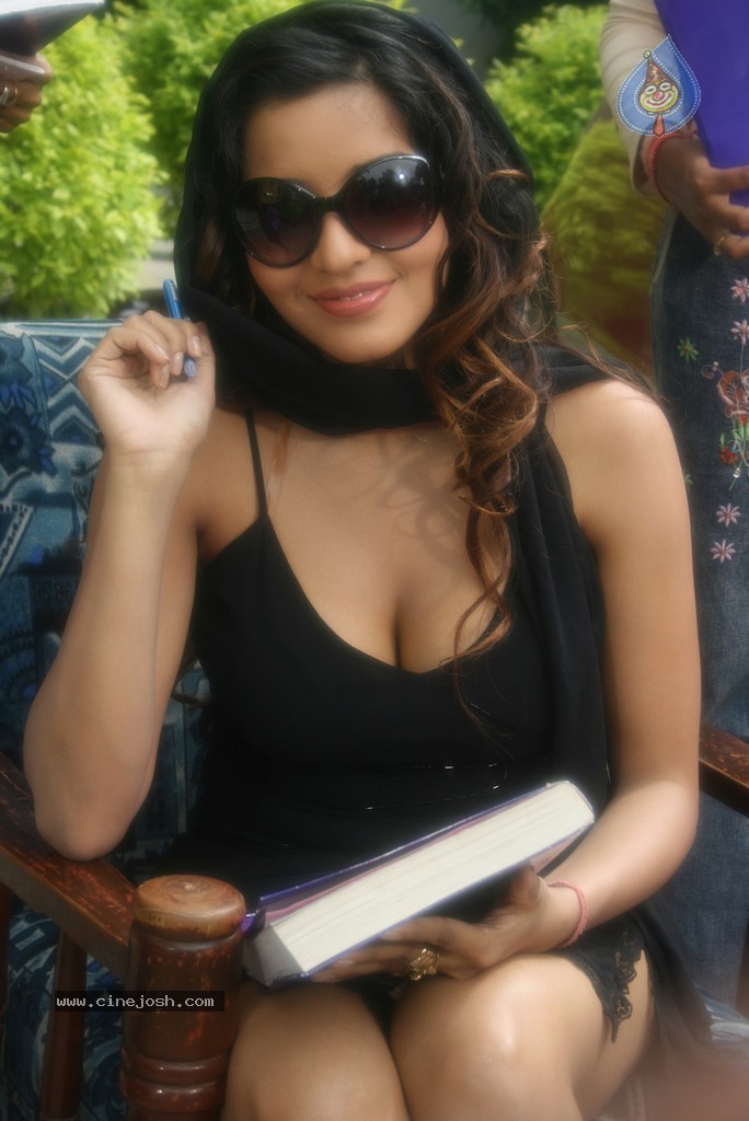 Parveen Begum Hot Stills - 30 / 61 photos