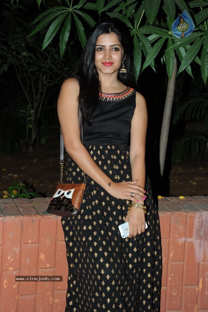 Pavani Stills - 12 / 41 photos