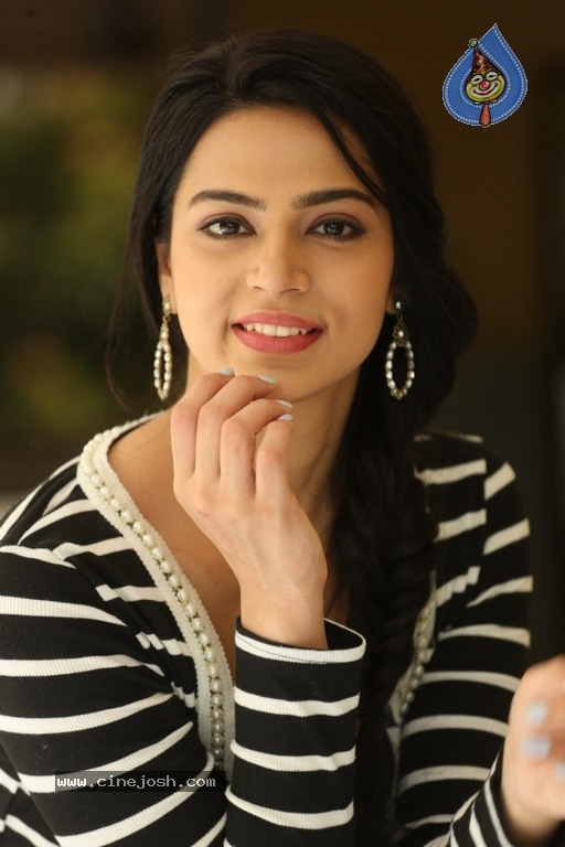 Perlene Bhesania Photos - 15 / 20 photos