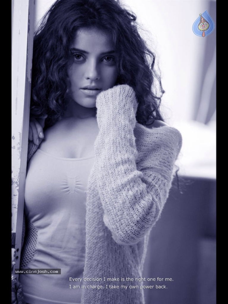 Piaa Bajpai Hot Stills - 5 / 18 photos